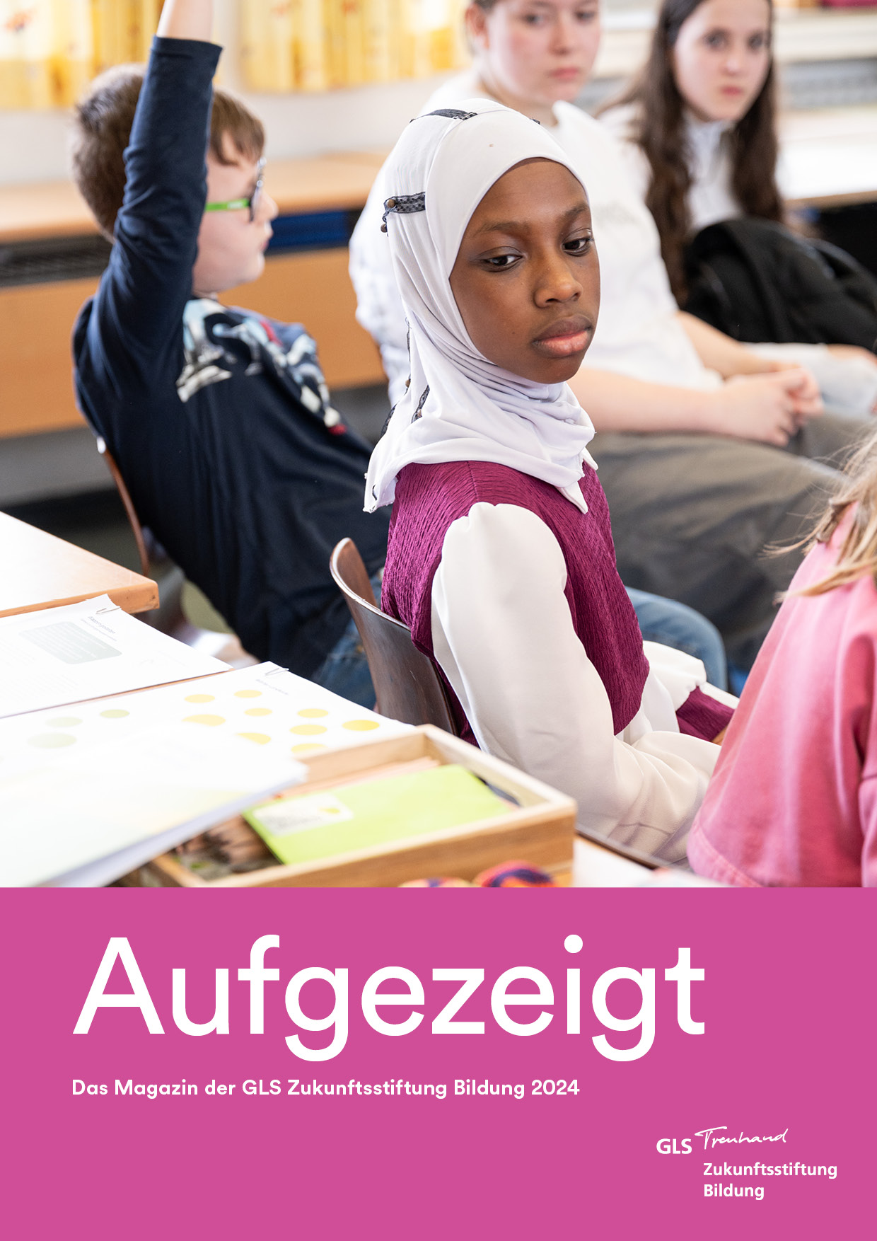 Jugendliche in einem Klassenzimmer auf dem Titelbild des Magazins Aufgezeigt.